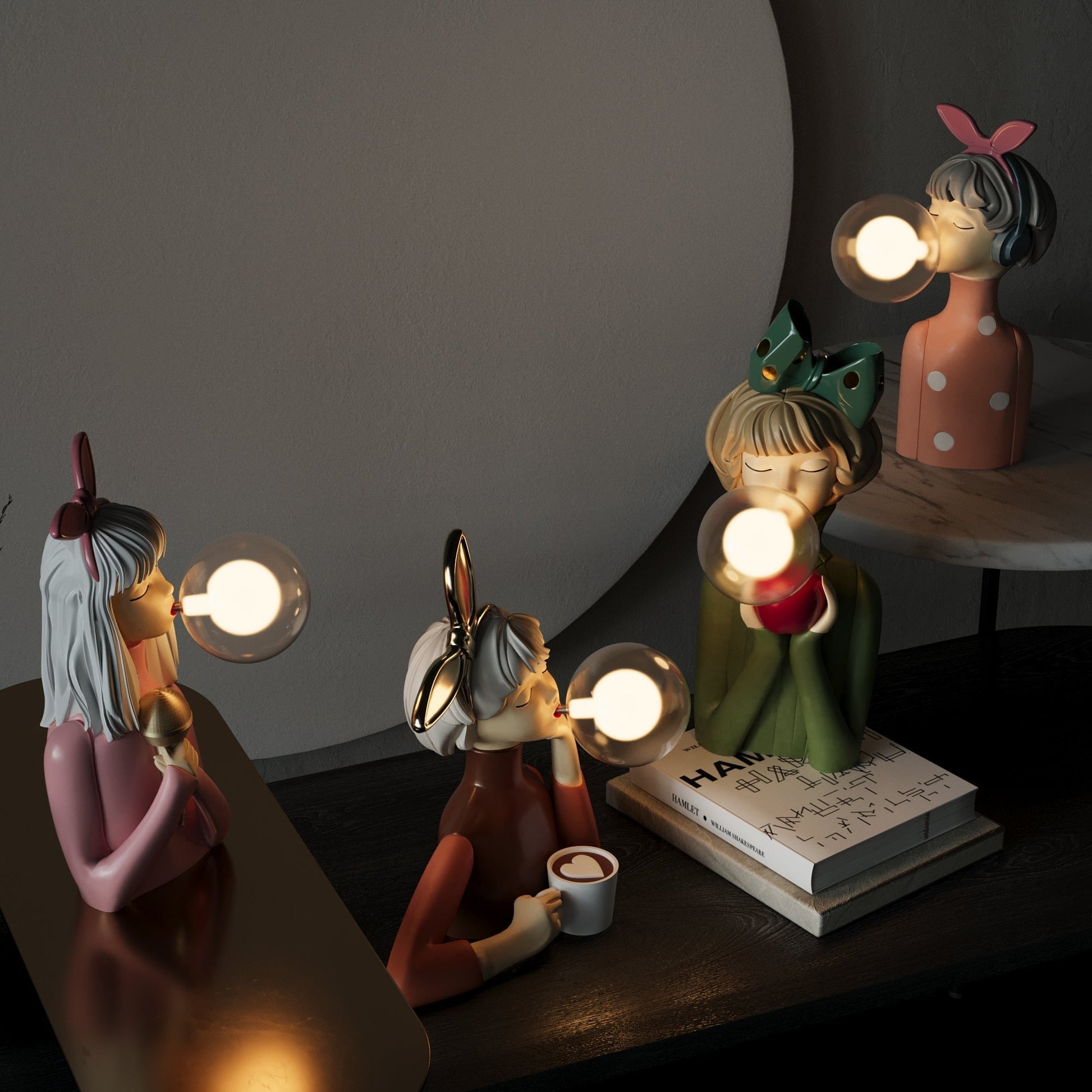 Een collectie van vier De Table Lamp tafellampen, elk met een charmant figuur dat een lichtgevende bel blaast. Deze sfeervolle lampen hebben unieke details, zoals accessoires van een kopje, een ijsje, een appel, en een koptelefoon, die elk figuur een eigen karakter geven. Ideaal om een artistiek en warm accent toe te voegen aan uw interieur.