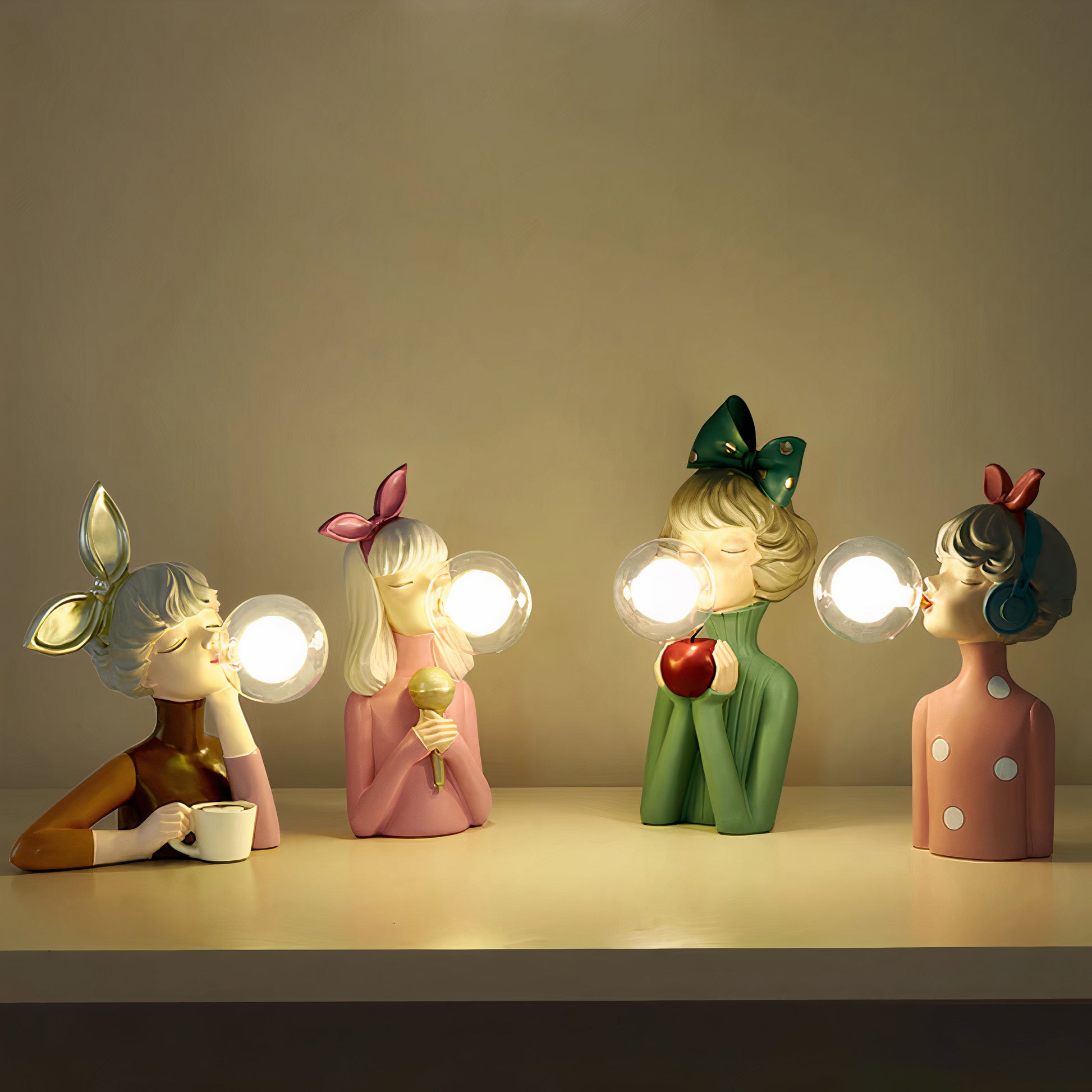 De Table Lamp | Sfeervolle Tafellamp – Unieke tafellampen in de vorm van stijlvolle poppenfiguren met kleurrijke kleding en accessoires, elk met een lichtbron die fungeert als 'kauwgombel'. Deze charmante verlichting voegt een speelse en artistieke sfeer toe aan elke ruimte