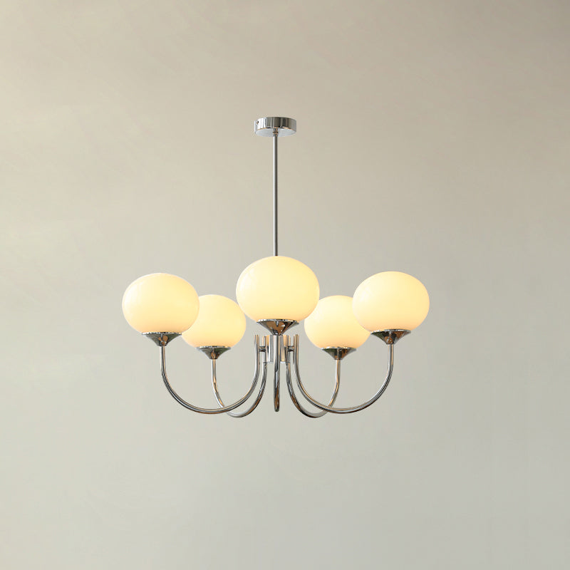 De LichtWolk Marshmallow Luchter met drie matglazen bollen en een goudkleurige metalen armatuur. Deze stijlvolle en luxe hanglamp geeft een zachte, diffuse verlichting, ideaal voor een elegante inrichting en een warme sfeer in elke kamer.