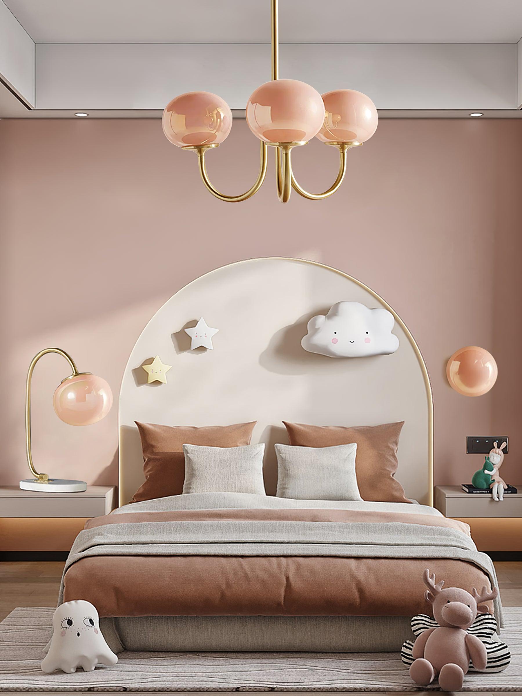 Stijlvolle LichtWolk Marshmallow Luchter met vijf zachte perzikroze glazen bollen en een elegant gouden armatuur, ideaal voor het toevoegen van een luxe en vrouwelijke uitstraling aan elke kamer. Deze chique hanglamp creëert een warme en uitnodigende sfeer, perfect voor woonkamers, eetruimtes of slaapkamers.